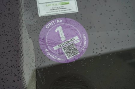 Foto de Toulouse, Francia - 15 de marzo de 2024 - Un certificado de calidad del aire Crit 'Air de nivel 1 en el parabrisas de un coche reciente, en referencia a las normas europeas sobre contaminación: nivel 1 para vehículos de bajas emisiones - Imagen libre de derechos