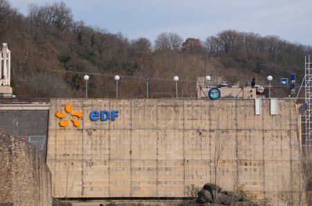 Foto de Saint-Jury, Francia - 28 de enero de 2024 - Pared de hormigón de la central hidroeléctrica construida en el desfiladero de Saut du Sabo, en el río Tarn; está gestionada por la empresa energética EDF (Electricity of France) - Imagen libre de derechos