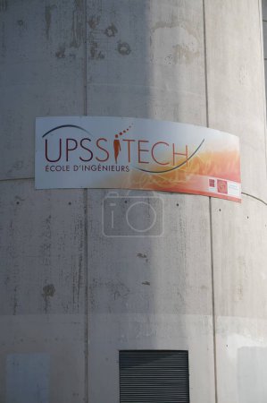 Téléchargez les photos : Toulouse, France - 15 mars 2024 - Logo d'UPSSITECH, une école d'ingénieurs de la faculté des sciences et de l'ingénierie de l'Université Toulouse III-Paul Sabatier, sur le Complexe Scientifique du Rangueil - en image libre de droit