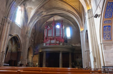 Téléchargez les photos : Gaillac, France - 1er février 2024 - À l'intérieur du XIIe siècle, église gothique Saint-Pierre du Sud : voûtes à nervures médiévales au plafond et orgue du balcon au-dessus de l'entrée, à l'arrière de la nef - en image libre de droit