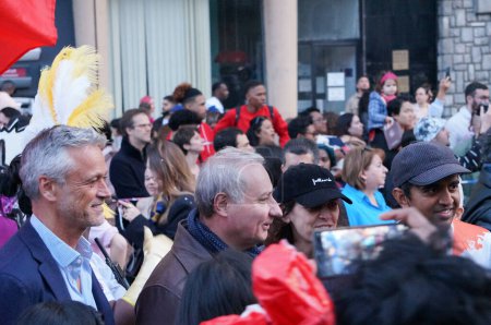 Foto de Toulouse, Francia - 30 de marzo de 2024 - El alcalde de Toulouse, Jean-Luc Moudenc, con el alcalde del distrito Jonnhy Dunal, a cargo de los eventos, está en el escenario con los organizadores para abrir el Carnaval de la ciudad en 2024. - Imagen libre de derechos