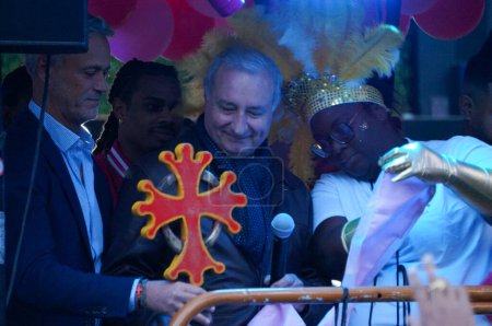 Téléchargez les photos : Toulouse, France - 30 mars 2024 - Le maire de Toulouse Jean-Luc Moudenc, avec le maire de district Jonnhy Dunal, en charge des événements, est sur scène avec les organisateurs pour ouvrir le Carnaval 2024 de la ville - en image libre de droit