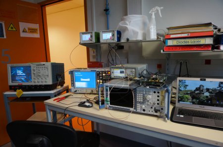 Téléchargez les photos : Toulouse, France - 5 janvier 2024 - Laboratoire RF de l'ISAE-SUPAERO : installation expérimentale pour la modulation QPSK, comprenant 2 oscilloscopes, un analyseur de spectre, un générateur de forme d'onde, des synthétiseurs de fréquence - en image libre de droit