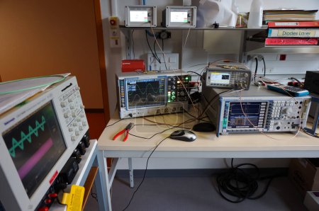Foto de Toulouse, Francia - 5 de enero de 2024 - Laboratorio RF en ISAE-SUPAERO: configuración experimental para la modulación QPSK, que comprende 2 osciloscopios, un analizador de espectro, un generador de forma de onda, sintetizadores de frecuencia - Imagen libre de derechos