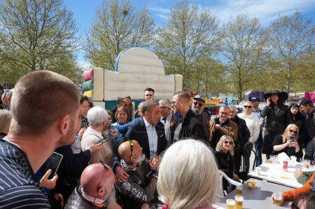 Foto de Bessieres, Francia - 1 de abril de 2024 - La caminata de Eric Zemmour en el mercado del pueblo durante la Tortilla Gigante de Pascua, en medio de la campaña para las elecciones europeas; es el presidente de "Reconquete!" - Imagen libre de derechos
