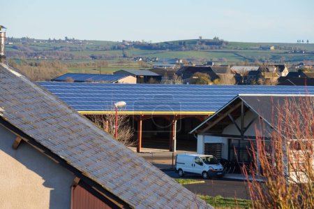 Foto de Requista, Francia - 17 de marzo de 2024 - Techos del mercado ovino de Requista (el más grande de Francia), un pueblo rural en Aveyron, en una zona agrícola montañosa; el hangar está cubierto con paneles fotovoltaicos - Imagen libre de derechos