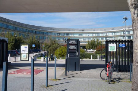 Téléchargez les photos : Toulouse, France - 15 mars 2024 - Entrée à l'IUCT, hôpital universitaire avec le pôle de compétitivité Cancer Bio Sant sur le campus Oncopole ; façade moderne et incurvée en verre - en image libre de droit