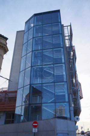 Foto de Toulouse, Francia - 30 de marzo de 2024 - Escalera de cristal de un moderno edificio de oficinas de varios pisos en Marquette Boulevard, entre el distrito financiero de Compans-Caffarelli y el barrio de Minimes - Imagen libre de derechos