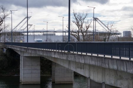 Toulouse, Frankreich - 1. Februar 2024 - Die Betonbrücke Pont de la Croix de Pierre über der Garonne und das Stadion des Toulouse Football Club (TFC) auf der größten der Ramier-Inseln
