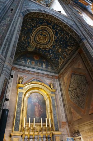Foto de Albi, Francia - 14 de enero de 2024 - Capilla lateral en la catedral medieval de Sainte Cecile, Patrimonio de la Humanidad por la UNESCO; tiene ricas decoraciones como pinturas renacentistas realizadas por artistas italianos. - Imagen libre de derechos