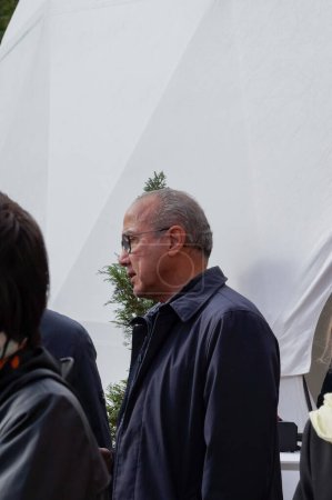 Foto de Toulouse, Francia - 17 de abril de 2024 - El teniente de alcalde Djillali Lahiani asiste a la inauguración de una exposición organizada por el Ayuntamiento para el décimo aniversario del equipo municipal bajo el alcalde Moudenc - Imagen libre de derechos
