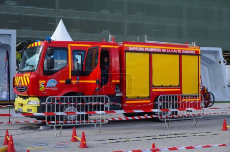 Téléchargez les photos : Aussonne, France - 19 avril 2024 - Pompier Renault Gimaex rouge et jaune avec le Centre de Sauvetage de Haute-Garonne (SDIS 31), exposé au parc des expositions lors du Salon International de Toulouse 2024 - en image libre de droit