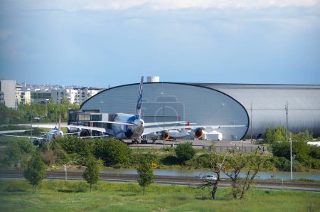 Foto de Blagnac, Francia - 20 de abril de 2024 - Aeronaves, incluyendo un Airbus A380, el avión más grande del mundo, exhibido en la pista del Museo Aeroscopia, junto a la planta de producción de Airbus en Aeroconstellation - Imagen libre de derechos