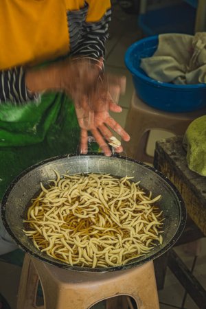 Foto de Esta es la fabricación de queso palo tradicionalmente por las manos en Indonesia. - Imagen libre de derechos