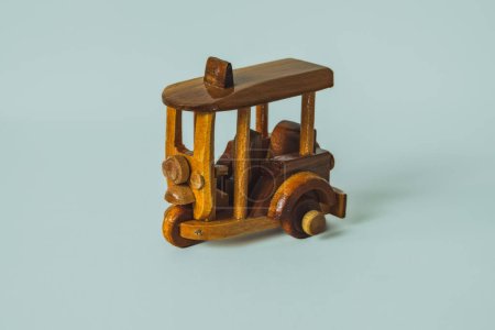 La voiture a trois roues rondes et une carrosserie lisse et rectangulaire. Cette image pourrait être utilisée pour illustrer l'enfance, les jouets ou le transport.
