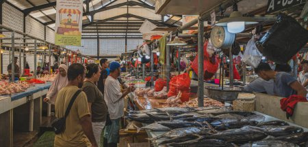 Téléchargez les photos : Balikpapan, Indonésie - 15 mars 2024. cette zone de marché humide vend de la viande et du poisson. - en image libre de droit
