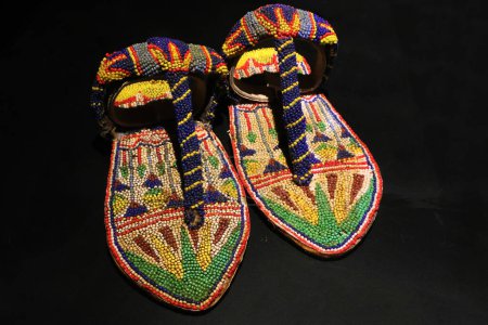 Téléchargez les photos : Sandales colorées trouvées dans la tombe de Toutankhamon - en image libre de droit