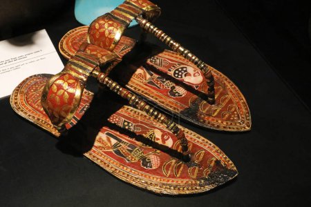 Téléchargez les photos : Sandales de cour trouvées dans le tombeau de Toutankhamon - en image libre de droit
