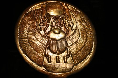 Téléchargez les photos : Disque d'amulette dorée avec scarabée ailé de la tombe de Toutankhamon - en image libre de droit