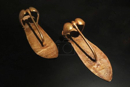 Téléchargez les photos : Sandales dorées de la tombe de Toutankhamon - en image libre de droit