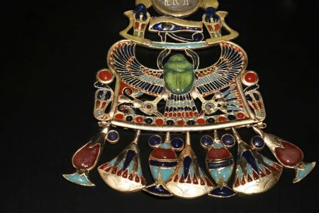 Téléchargez les photos : Collier pectoral de la tombe de Toutankhamon - en image libre de droit