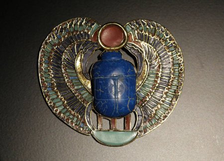 Téléchargez les photos : Pectoral avec scarabée solaire de la tombe de Toutankhamon - en image libre de droit