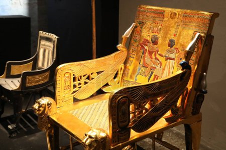 Téléchargez les photos : Le trône d'or trouvé dans la tombe de Toutankhamon - en image libre de droit