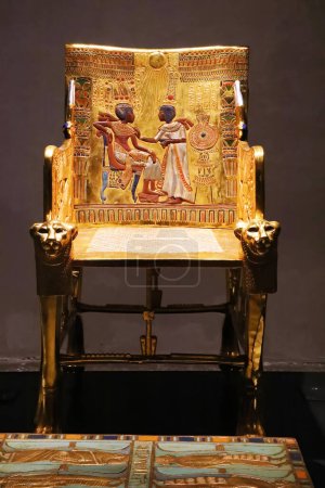 Téléchargez les photos : Le trône d'or de la tombe de Toutankhamon - en image libre de droit