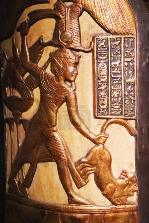 Foto de El rey está listo para golpear a dos leones, desdela tumba de Tutankamón - Imagen libre de derechos