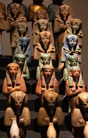 Téléchargez les photos : Diverses statuettes du tombeau de Toutankhamon, verticales - en image libre de droit