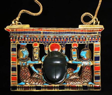 Téléchargez les photos : Une cuirasse avec scarabée solaire du tombeau de Toutankhamon - en image libre de droit