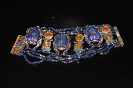 Téléchargez les photos : Beau bracelet avec des scarabées bleus de la tombe de Toutankhamon - en image libre de droit