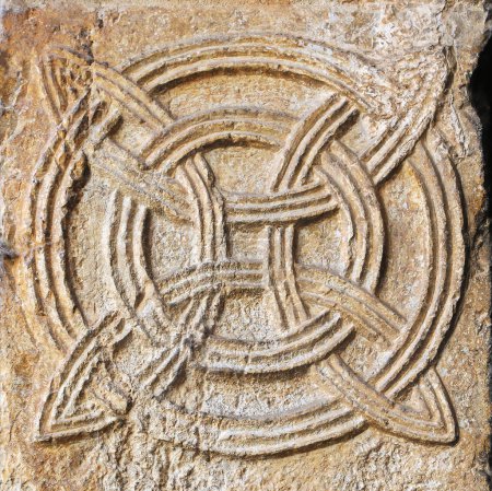 Téléchargez les photos : Ancient romanesque frieze in Girona, Spain - en image libre de droit