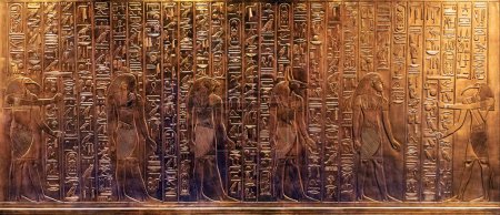 Foto de Bajorrelieve con antiguos dioses egipcios de la tumba de Tutankamón - Imagen libre de derechos