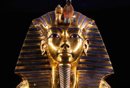 Máscara funeraria dorada del rey Tutankamón, copia