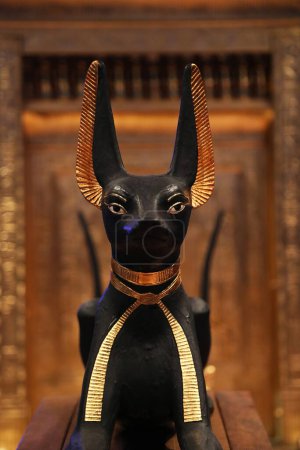 Foto de Cabeza de la estatua de Anubis del tesoro de Tutankamón, original hecho a mano de madera y oro - Imagen libre de derechos
