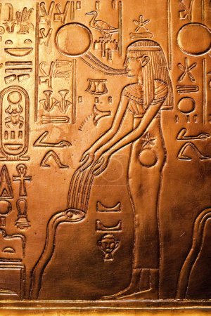 Téléchargez les photos : Ancienne déesse égyptienne Isis de la tombe de Toutankhamon - en image libre de droit