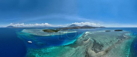 Téléchargez les photos : DefaultUn magnifique récif corallien borde un canal dans les Petites Îles de la Sonde en Indonésie. Cette région tropicale abrite un extraordinaire éventail de biodiversité marine. - en image libre de droit