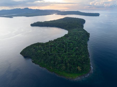 Téléchargez les photos : L'aube illumine une île tropicale isolée bordée par un récif corallien dans les îles Salomon. Ce beau pays abrite une biodiversité marine spectaculaire et de nombreux sites historiques de la Seconde Guerre mondiale. - en image libre de droit