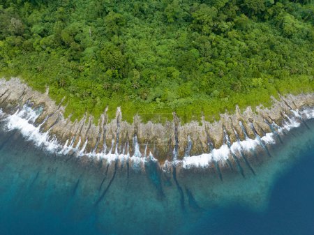 Téléchargez les photos : Spur and groove channels have eroded on the edge of a remote island in the Solomon Islands. This beautiful country is home to spectacular marine biodiversity and many historic WWII sites. - en image libre de droit