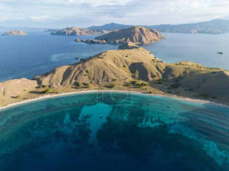 Téléchargez les photos : De magnifiques récifs coralliens et des plages idylliques se trouvent sur Gili Lau Laut dans le parc national de Komodo, en Indonésie. Cette partie des Petites Îles de la Sonde abrite une biodiversité marine extraordinaire. - en image libre de droit