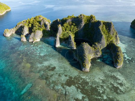 Téléchargez les photos : Les îles incroyablement pittoresques de Penemu sont entourées de magnifiques récifs coralliens. Ces îles, situées dans le nord de Raja Ampat, abritent un incroyable éventail de biodiversité. - en image libre de droit