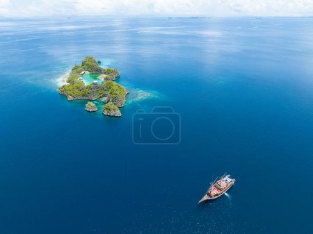 Téléchargez les photos : L'île idyllique de Rufas, près de Penemu dans Raja Ampat, est entourée de coraux sains et d'océan ouvert. Cette île, ainsi que celles de la région, abritent l'une des plus hautes biodiversité marine au monde.. - en image libre de droit