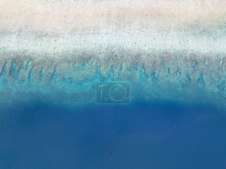 Téléchargez les photos : Vu de l'œil d'un oiseau, on trouve des éperons et des rainures sur un récif corallien peu profond à Ambon, en Indonésie. Cette zone abrite une biodiversité marine extraordinaire. - en image libre de droit