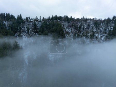 Téléchargez les photos : Des nuages bas dérivent sous la crête des gorges du fleuve Columbia, en Oregon. Pendant l'hiver, cette région du nord-ouest du Pacifique reçoit beaucoup de froid et de neige. - en image libre de droit