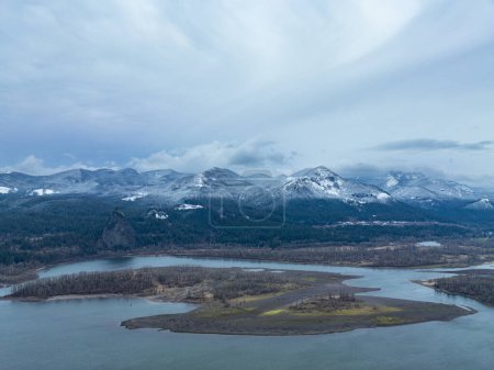 Téléchargez les photos : La neige recouvre le paysage montagneux accidenté des gorges du fleuve Columbia, séparant les États de l'Oregon et de Washington. La région Pacifique Nord-Ouest est connue pour ses paysages extérieurs spectaculaires. - en image libre de droit