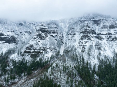 Téléchargez les photos : La neige recouvre le paysage montagneux accidenté des gorges du fleuve Columbia, séparant les États de l'Oregon et de Washington. La région Pacifique Nord-Ouest est connue pour ses paysages extérieurs spectaculaires. - en image libre de droit