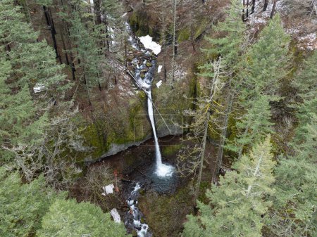 Téléchargez les photos : Une belle cascade coule sur un paysage accidenté et montagneux dans les gorges du fleuve Columbia séparant les États de l'Oregon et de Washington. La région du Pacifique Nord-Ouest a d'incroyables paysages extérieurs. - en image libre de droit
