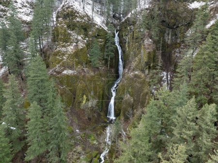 Téléchargez les photos : Les chutes de Wahkeena s'écoulent sur un paysage accidenté et montagneux dans les gorges du fleuve Columbia séparant les États de l'Oregon et de Washington. La région du Pacifique Nord-Ouest a d'incroyables paysages extérieurs. - en image libre de droit