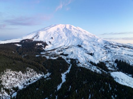 Mount St. Helens, nicht weit von Seattle und Portland entfernt, erhebt sich aus der bewaldeten Landschaft im Bundesstaat Washington. Dieser aktive und landschaftlich sehr reizvolle Stratovulkan brach zuletzt am 18. Mai 1980 aus..